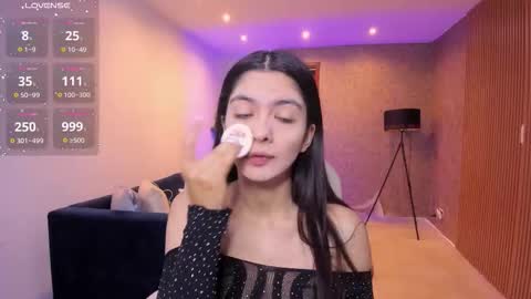 Snapshot of miiaa_evans chatting on 11/04/25, 11:09 Mia online show from 11/04/25, 11:09