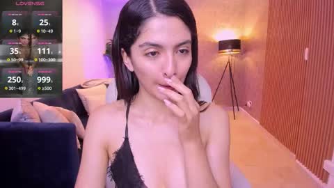 Snapshot of miiaa_evans chatting on 11/13/25, 11:09 Mia online show from 11/13/25, 11:09