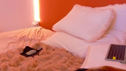 Snapshot of miirra_ chatting on 11/19/25, 06:13 Amira online show from 11/19/25, 06:13