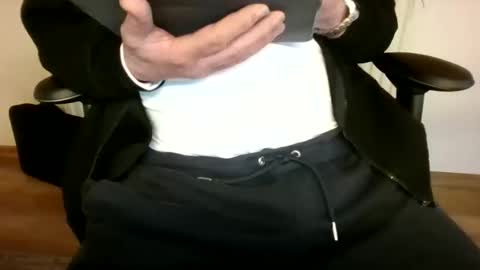 Snapshot of mik116 chatting on 11/24/25, 11:43 mik online show from 11/24/25, 11:43