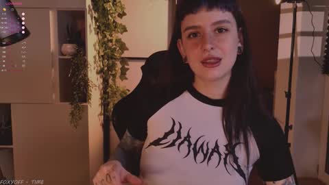 Snapshot of mika_moon_ chatting on 09/24/25, 05:05 mika_moon_ online show from 09/24/25, 05:05