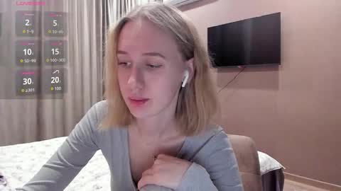 Snapshot of mika_ray chatting on 10/31/25, 11:17 Mika online show from 10/31/25, 11:17