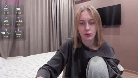 Snapshot of mika_ray chatting on 11/07/25, 10:43 Mika online show from 11/07/25, 10:43