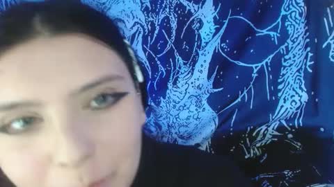 Snapshot of mikaskullcs chatting on 10/01/25, 05:02 Mika online show from 10/01/25, 05:02