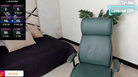 Snapshot of mike_belle chatting on 09/25/25, 08:01 Mike Belle online show from 09/25/25, 08:01