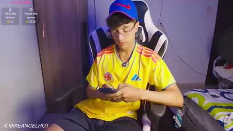 Mike Pineapple online show from 06/19/26, 03:33