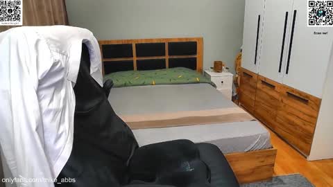 Snapshot of mikestrip chatting on 11/27/25, 01:35 Mike online show from 11/27/25, 01:35