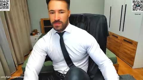 Snapshot of mikestrip chatting on 12/02/25, 04:02 Mike online show from 12/02/25, 04:02