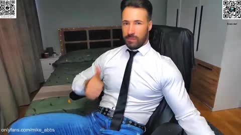 Snapshot of mikestrip chatting on 12/03/25, 01:31 Mike online show from 12/03/25, 01:31