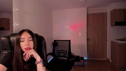 Snapshot of mikeyvioleta chatting on 10/14/25, 05:30 VIOLETAMIKE online show from 10/14/25, 05:30