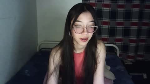 Snapshot of mikhaela_ chatting on 11/19/25, 06:02 Mikhaela online show from 11/19/25, 06:02