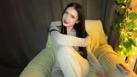 Snapshot of mikiklippel chatting on 06/05/26, 04:45 Mia online show from 06/05/26, 04:45