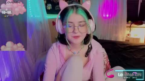 Snapshot of miko_meow chatting on 12/21/25, 04:52 Miko online show from 12/21/25, 04:52