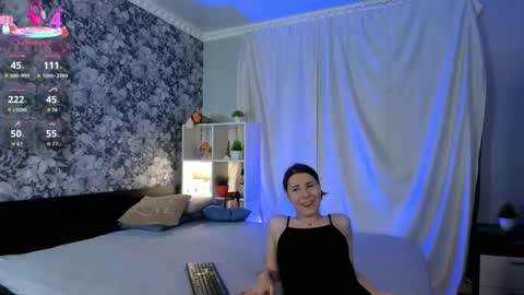 Leila blond and Bella black online show from 09/12/25, 09:53