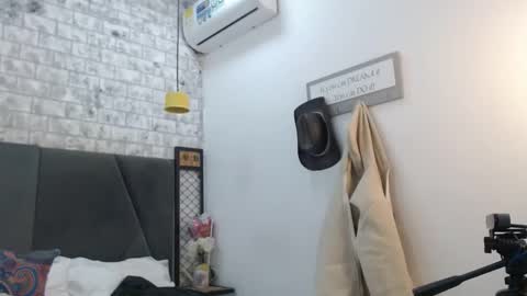 mila_adamss online show from 12/01/25, 09:47