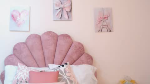 mila_adamss online show from 06/03/26, 10:51