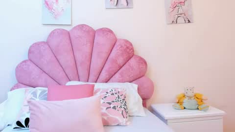 mila_adamss online show from 06/18/26, 10:52