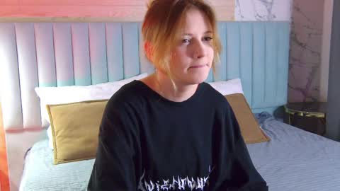 Snapshot of mila_blum chatting on 04/10/26, 05:28 mila_blum online show from 04/10/26, 05:28