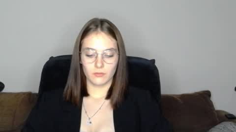 Snapshot of mila_keyy chatting on 11/19/25, 10:21 mila_keyy online show from 11/19/25, 10:21