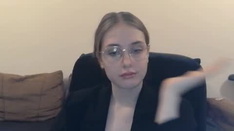 Snapshot of mila_keyy chatting on 12/16/25, 09:53 mila_keyy online show from 12/16/25, 09:53