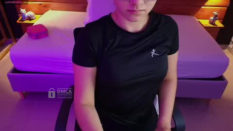 Snapshot of mila_kiitty chatting on 04/21/26, 11:27 Milena online show from 04/21/26, 11:27