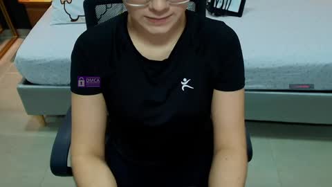 Snapshot of mila_kiitty chatting on 04/29/26, 11:14 Milena online show from 04/29/26, 11:14