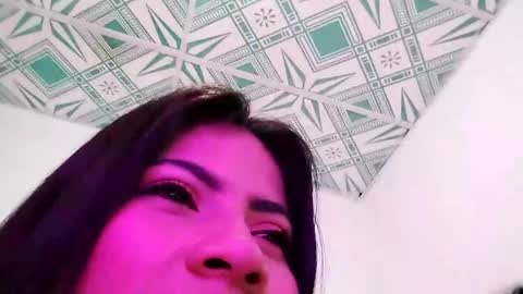 Snapshot of mila_rey25_ chatting on 09/17/25, 04:25 laura online show from 09/17/25, 04:25