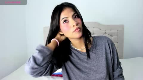 Snapshot of mila_rey25_ chatting on 11/01/25, 05:31 laura online show from 11/01/25, 05:31