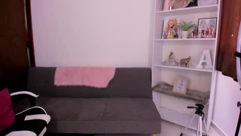 Snapshot of mila_violet chatting on 09/19/25, 07:25 Mila online show from 09/19/25, 07:25