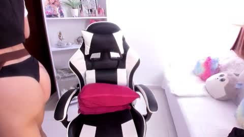 Snapshot of mila_violet chatting on 10/30/25, 08:09 Mila online show from 10/30/25, 08:09