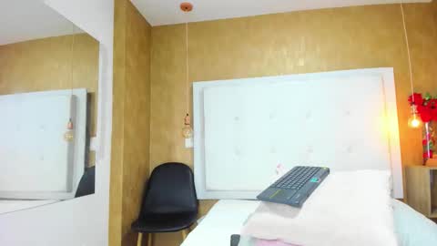Snapshot of milaa_petite chatting on 10/30/25, 10:21 online show from 10/30/25, 10:21