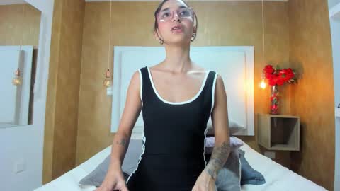 Snapshot of milaa_petite chatting on 01/16/26, 10:03 online show from 01/16/26, 10:03