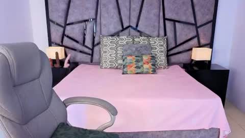 milaa_star online show from 08/05/26, 05:54