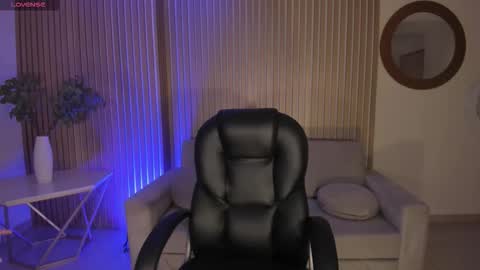 Snapshot of milalawrence_ chatting on 11/11/25, 12:05 Mila online show from 11/11/25, 12:05