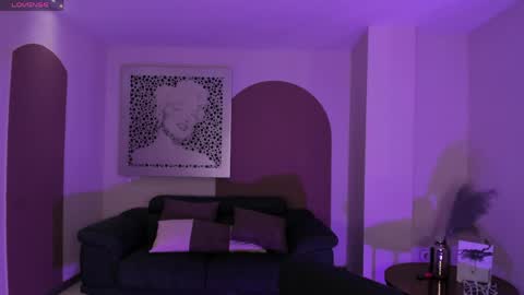 Snapshot of milalawrence_ chatting on 05/17/26, 11:28 Mila online show from 05/17/26, 11:28