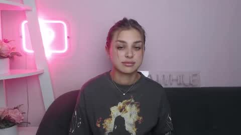 Snapshot of milanaangelas chatting on 11/24/25, 09:03 milanaangelas online show from 11/24/25, 09:03