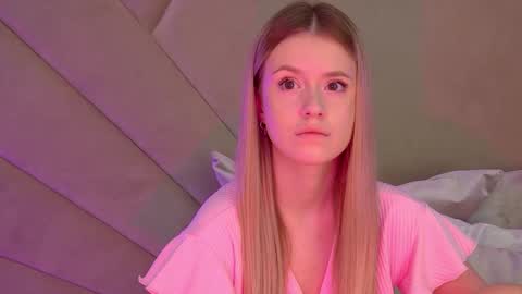 MilanaBalmain online show from 09/22/25, 04:25