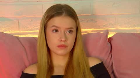 MilanaBalmain online show from 10/22/25, 04:18