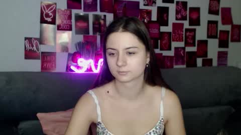 Snapshot of milanaroz chatting on 11/17/25, 02:12 milanaroz online show from 11/17/25, 02:12