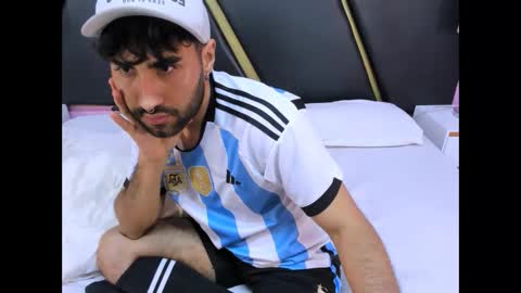 Snapshot of milanzaire chatting on 11/02/25, 08:33 milanzaire online show from 11/02/25, 08:33