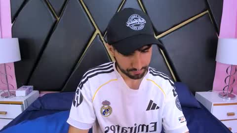 Snapshot of milanzaire chatting on 11/15/25, 01:25 milanzaire online show from 11/15/25, 01:25