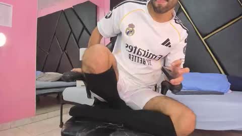 Snapshot of milanzaire chatting on 11/22/25, 10:31 milanzaire online show from 11/22/25, 10:31