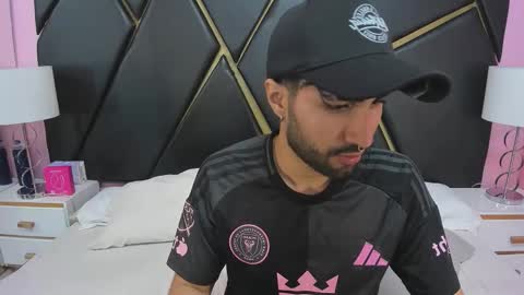 Snapshot of milanzaire chatting on 11/26/25, 12:33 milanzaire online show from 11/26/25, 12:33