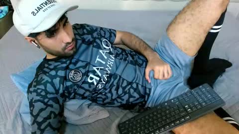 Snapshot of milanzaire chatting on 12/15/25, 11:42 milanzaire online show from 12/15/25, 11:42