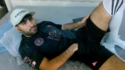 Snapshot of milanzaire chatting on 12/18/25, 01:55 milanzaire online show from 12/18/25, 01:55