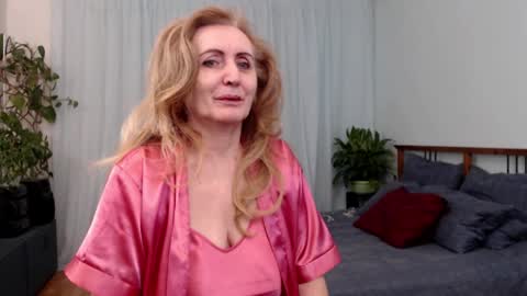 Snapshot of milawantfun chatting on 12/14/25, 02:44 Mila online show from 12/14/25, 02:44