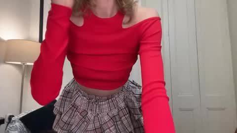 Snapshot of milayah chatting on 11/17/25, 04:13 Mila online show from 11/17/25, 04:13