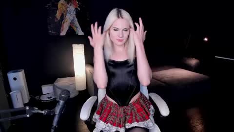 Snapshot of milena_marshmallows chatting on 05/26/26, 05:25 Milena online show from 05/26/26, 05:25