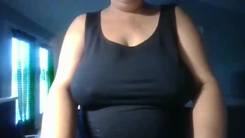 Snapshot of milf902xx chatting on 09/22/25, 10:28 milf902xx online show from 09/22/25, 10:28