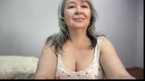 Snapshot of milf_charlotty chatting on 12/18/25, 02:28 Charlotte online show from 12/18/25, 02:28